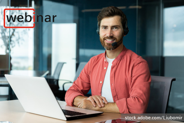 webinar - Junger Mann mit Headset am Laptop