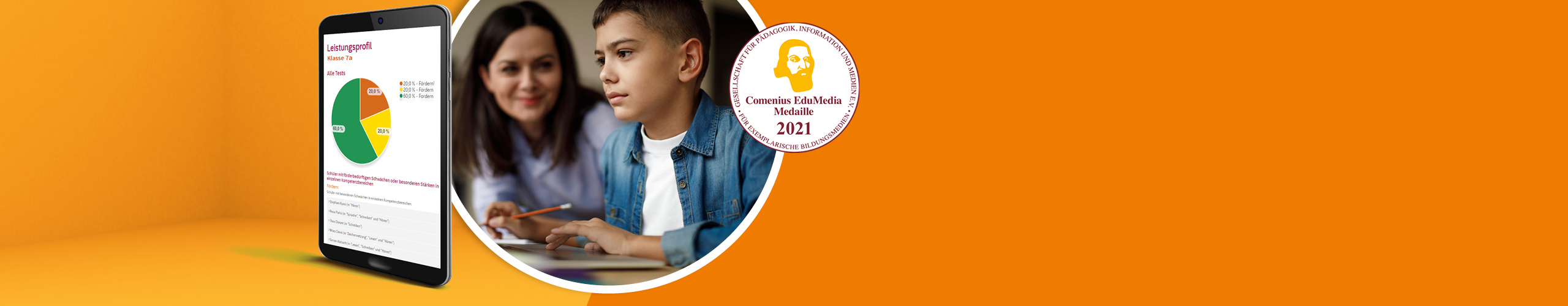 Tablet mit Analyse, Mutter mit konzentriertem Schüler, Comenius EduMedia Medaille 2021